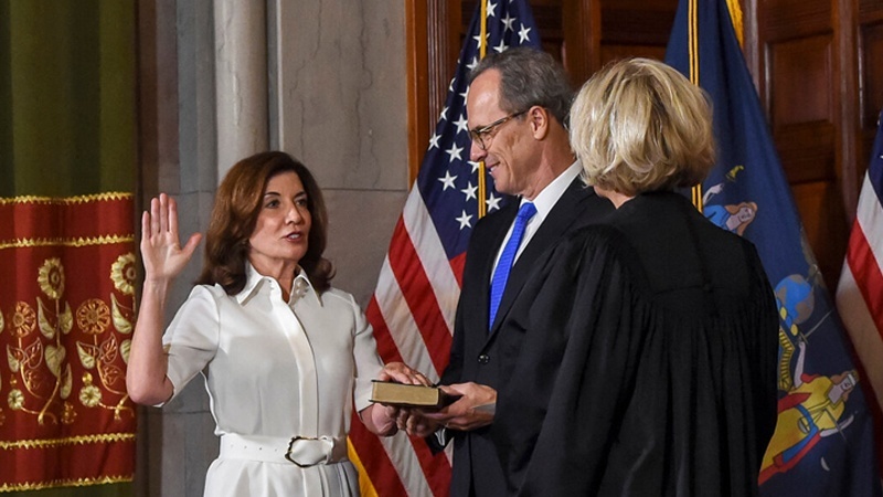 米NY州で初の女性知事が就任