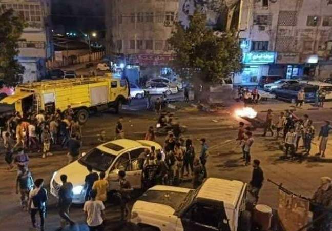 احتجاجات غاضبة في عدن تطالب بوضع حد للانفلات الأمني وتسليم القتلة
