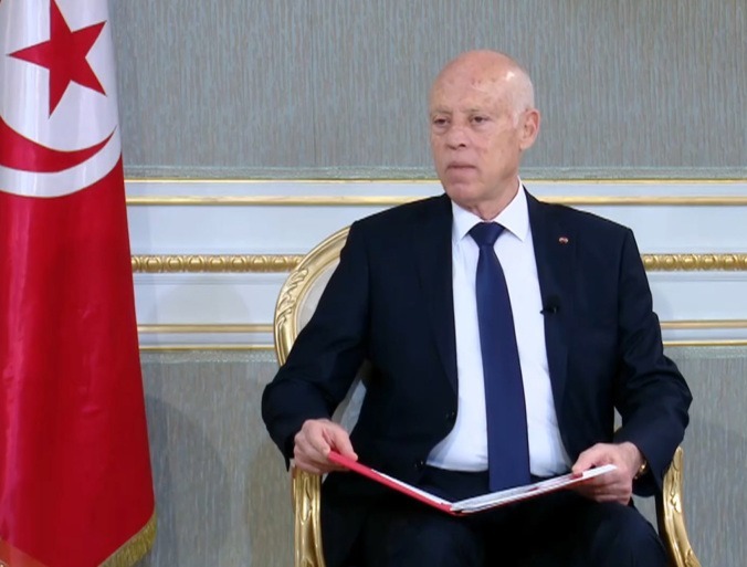 الرئيس التونسي يمدد تجميد عمل البرلمان