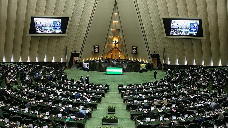 イラン国会で、教育大臣以外の指名閣僚18人が信任票を獲得