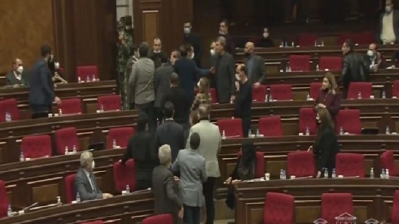 Ермәнистан парламентиндә бу ҝүн дә дава дүшүб