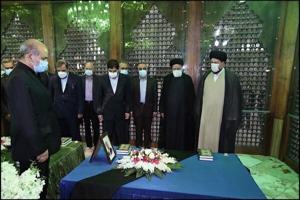 Pres. Raeisi, cabinet renew allegiance to Imam Khomeini's ideals