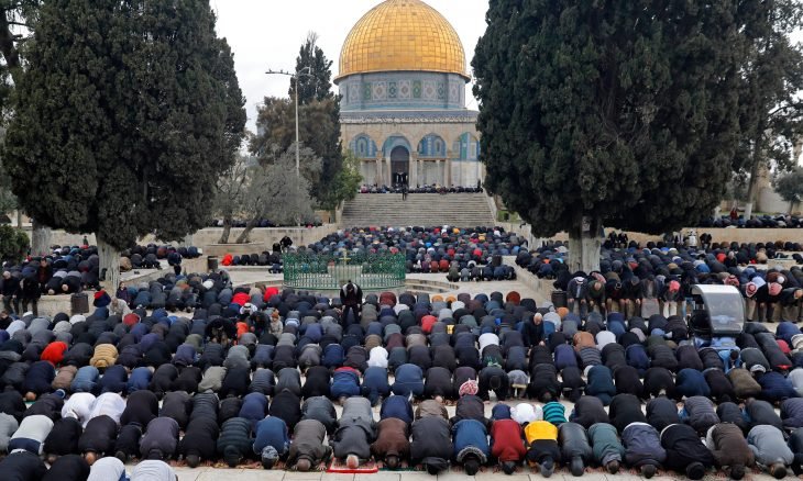 عشرات المقدسيين يؤدون صلاة الفجر رغم اقتحامات المسجد الأقصى