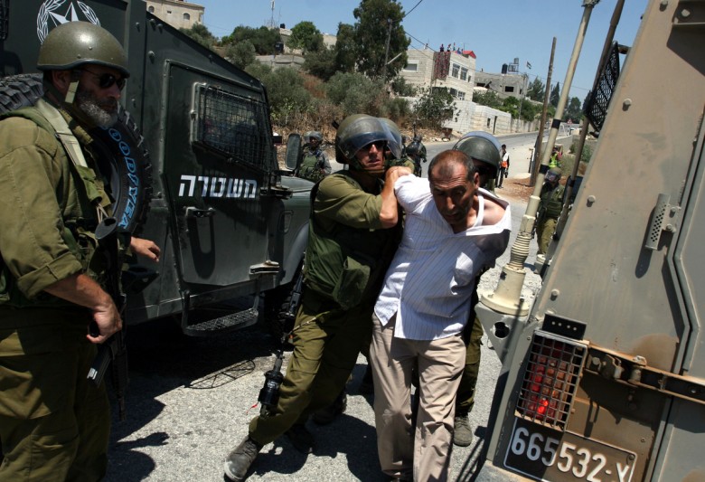 قوات العدو الإسرائيلي تعتقل فلسطينياً جنوب نابلس