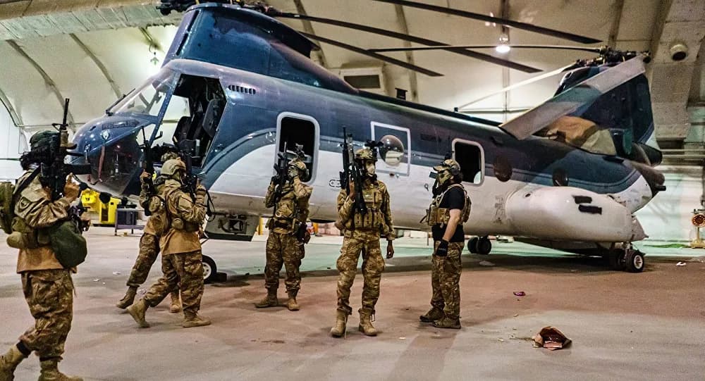Talibã festeja retirada de forças dos EUA com armas e uniformes norte-americanos
