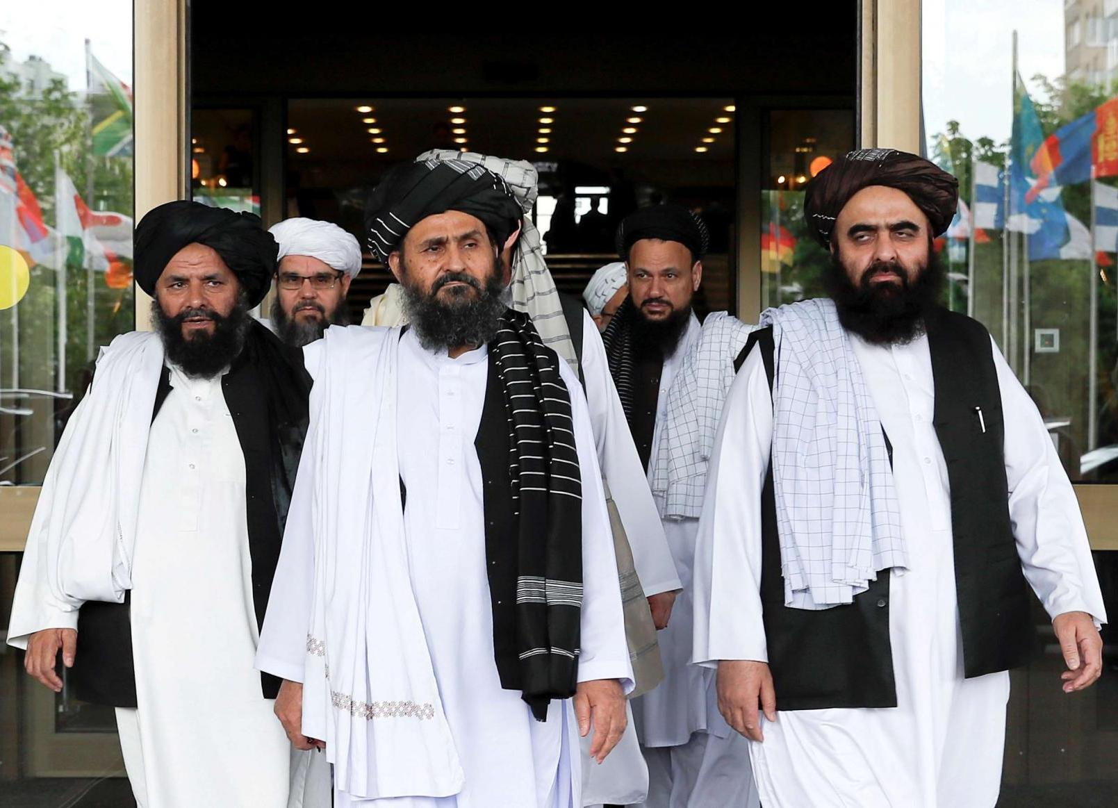 بريطانيا تبدأ محادثات مع طالبان وقطر تدعوها لتوفير "ممر آمن" للراغبين في مغادرة أفغانستان