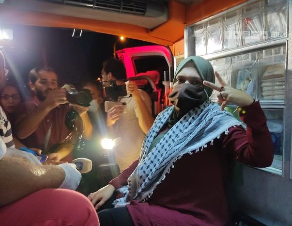 الأسيرة الفلسطينية المحررة "أنهار الديك" تعبر عن فرحتها وتؤكد: مشهد وداع الأسيرات مؤثر جدًا