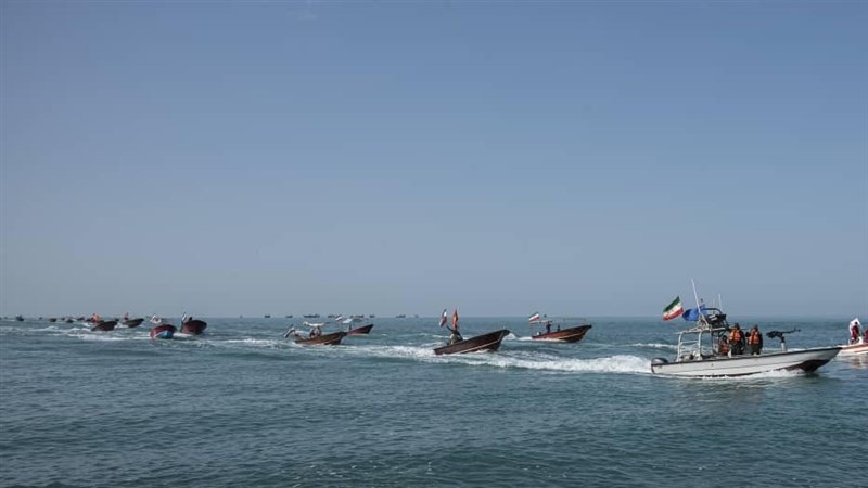 150 艘伊斯兰革命卫队海军舰艇在波斯湾举行海上阅兵式