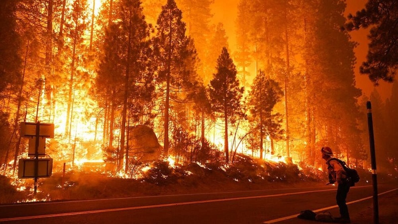 米カリフォルニア州の山火事が依然として続く