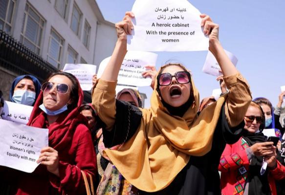 جرأة ناشطات أفغانيات مدافعات عن حقوق المرأة تدهش عناصر طالبان