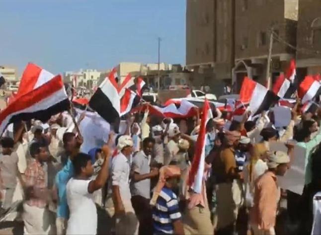 مظاهرات في المخا ولحج للمطالبة بتوفير الكهرباء وتنديدا بتردي الخدمات 