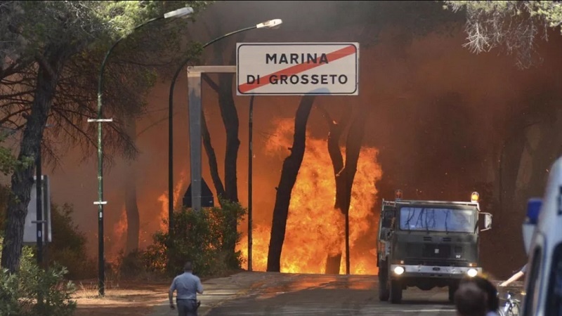 Italia, maxi incendio in Grosseto: evacuate abitazioni