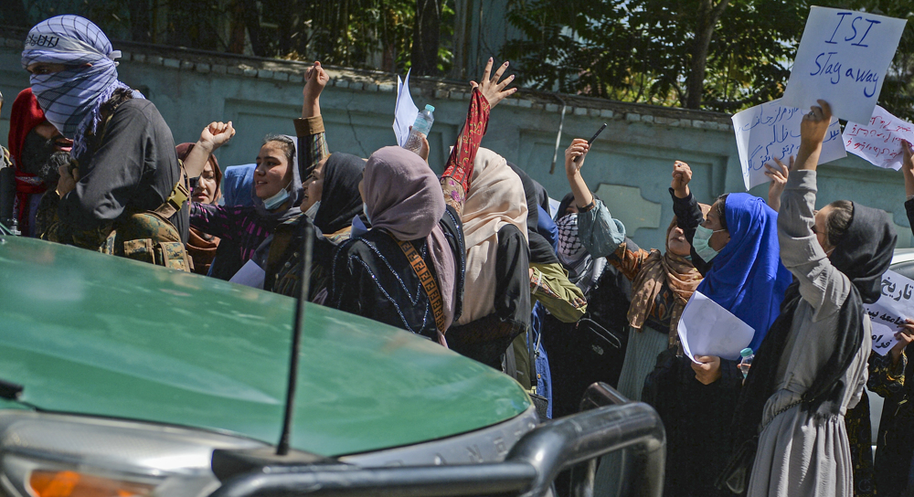 “Los talibanes disparan para dispersar la protesta frente a la embajada de Paquistán en Kabul”