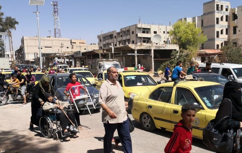 الآلاف من أهالي درعا البلد يعودون إلى منازلهم