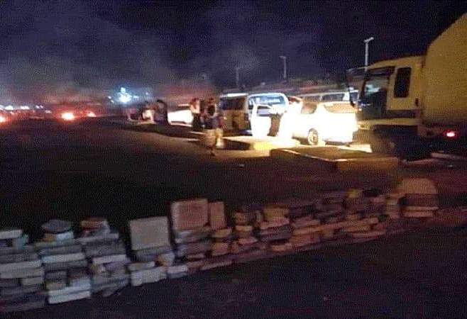 الجوع وانقطاع الكهرباء يفجران احتجاجات غاضبة في المكلا