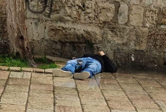 استشهاد فلسطيني بعد اطلاق النار عليه من قبل قوات الاحتلال في القدس