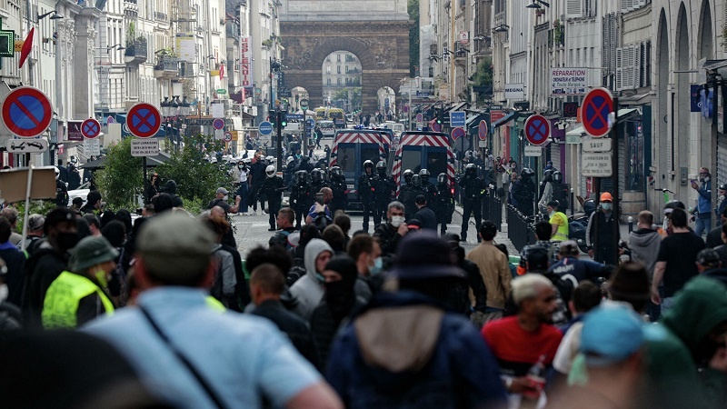 No Green pass in piazza in Francia: tafferugli