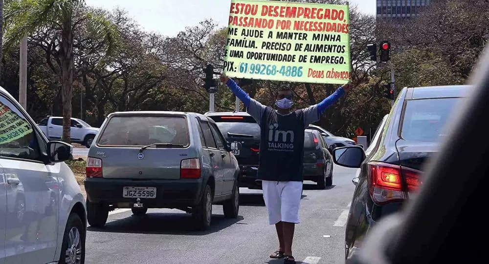 Brasil vive 'tempestade perfeita' de desafios que aumentaram pobreza no país, diz analista