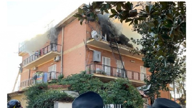 Roma, esplosione: crolla palazzina: feriti