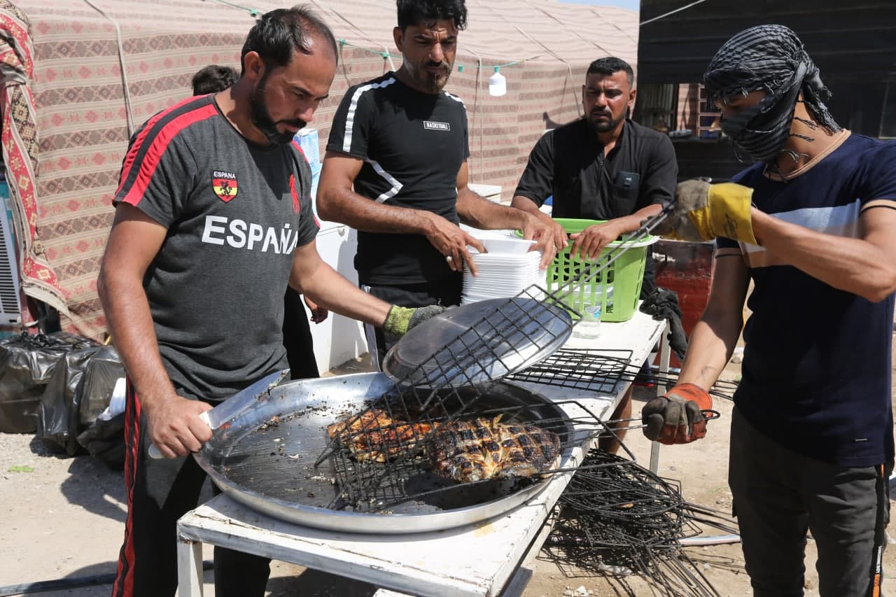 تقارير مصورة / كرم لا يتيميز به سوى العراقيين .. مشاهد من الطريق الى كربلاء 