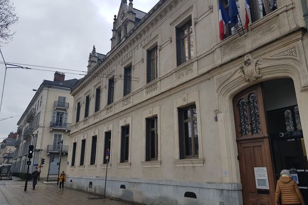 France: isang pribadong paaralan ng Muslim ay mananatiling sarado France: isang pribadong paaralan ng Muslim ay mananatiling sarado