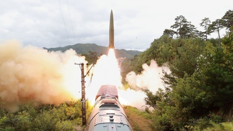 北朝鮮が列車から弾道ミサイル発射、８００キロ飛行か