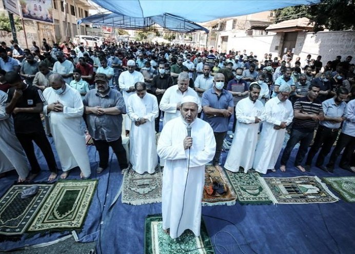صلاة الجمعة أمام مقر الصليب الأحمر في غزة تضامنا مع الأسرى