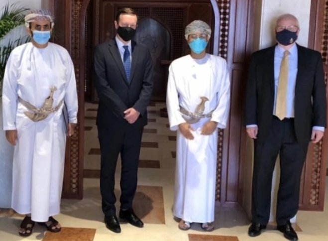المبعوثان الأممي والأمريكي في مسقط لبحث وقف لاطلاق النار في اليمن