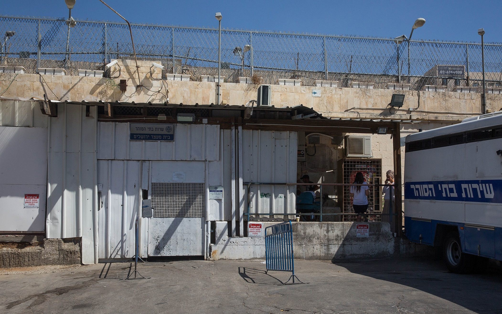 ستة أسرى فلسطينيين يواصلون إضرابهم عن الطعام في سجون الاحتلال الإسرائيلي