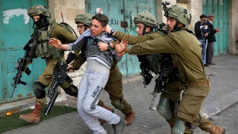 غاصب صہیونیوں کے شہر الخلیل میں فلسطینی خاندانوں پر حملے
