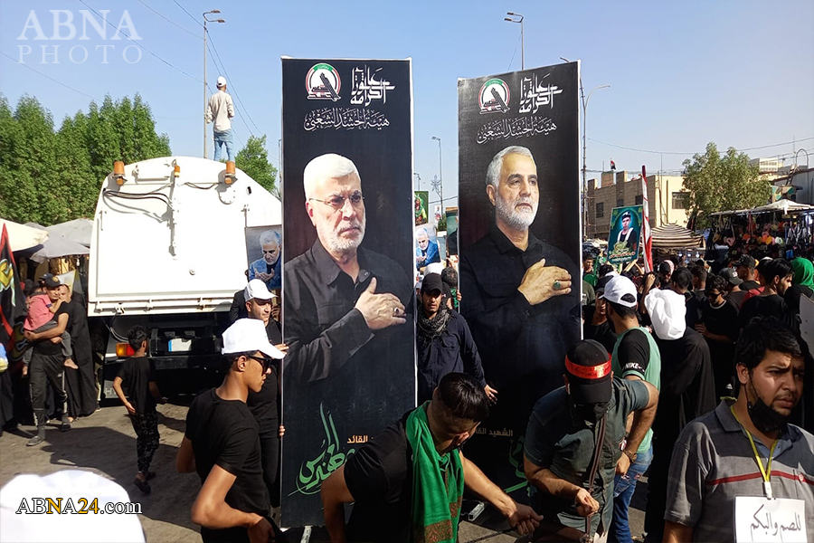 تصویری رپورٹ/ عراقی زائرین اربعین کے ہاتھوں میں شہید قاسم سلیمانی اور ابومہدی المہندس کی تصویریں