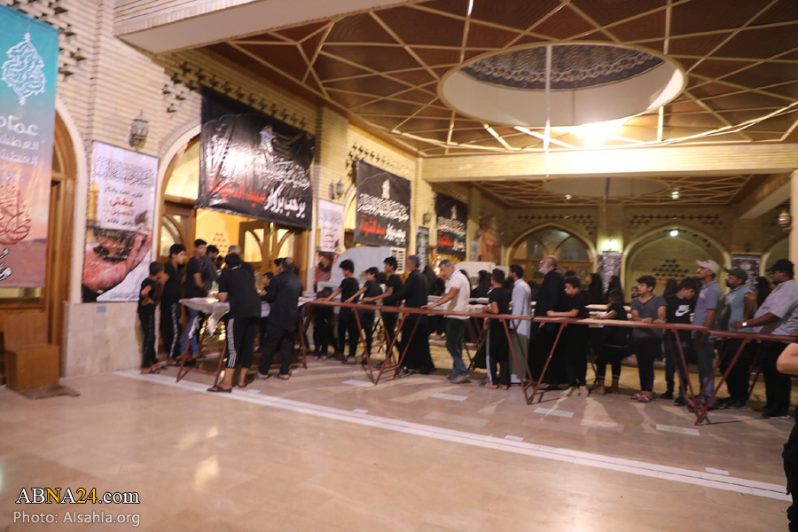 تقرير مصور/ مضيف مسجد السهلة المعظم يقدم وجبات الطعام لزوار أربعينية الامام الحسين (ع)