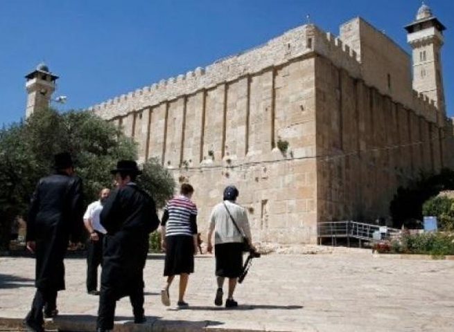مئات المستوطنين يدنسون الحرم الإبراهيمي في الخليل
