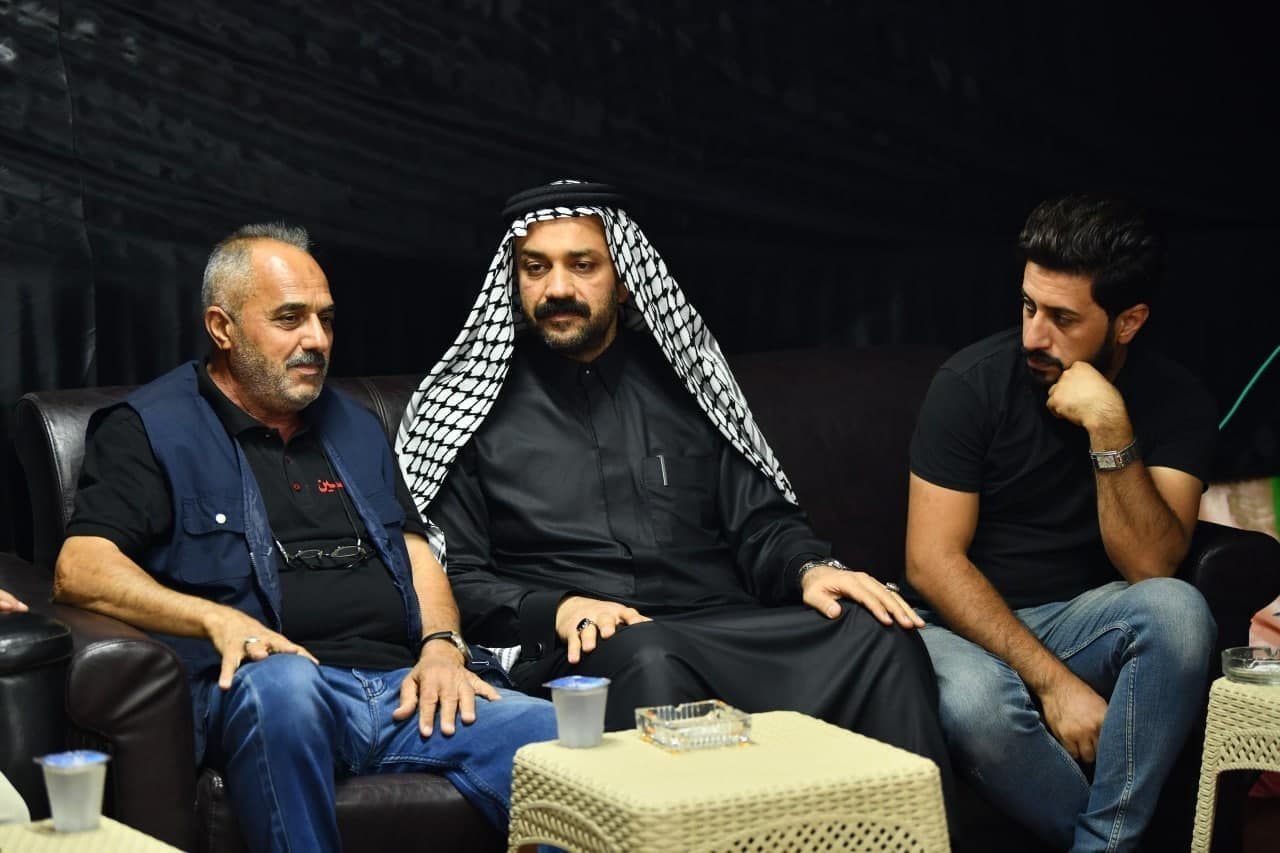 موكب حسيني يقدم خدماته للزائرين ويساعد المواكب الاخرى في أيام أربعينية الامام الحسين(ع)+(صور)