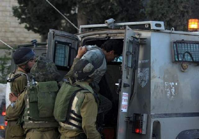 قوات العدو الإسرائيلي تعتقل 8 فلسطينيين في الضفة الغربية