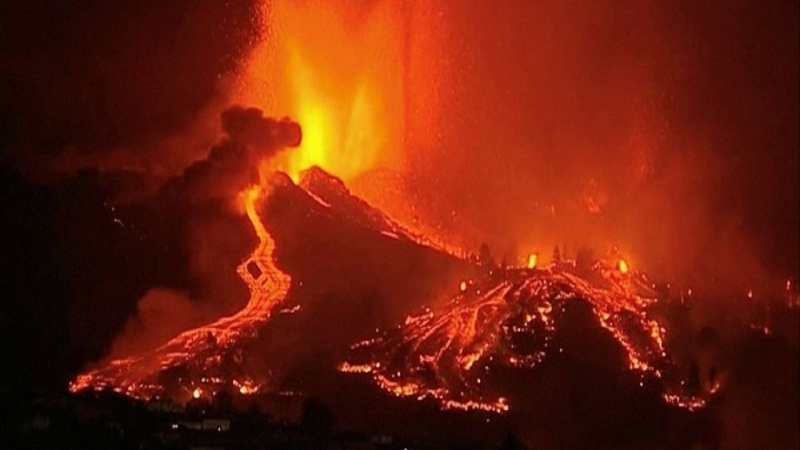 西班牙拉帕尔马岛火山短暂平息后再次喷发