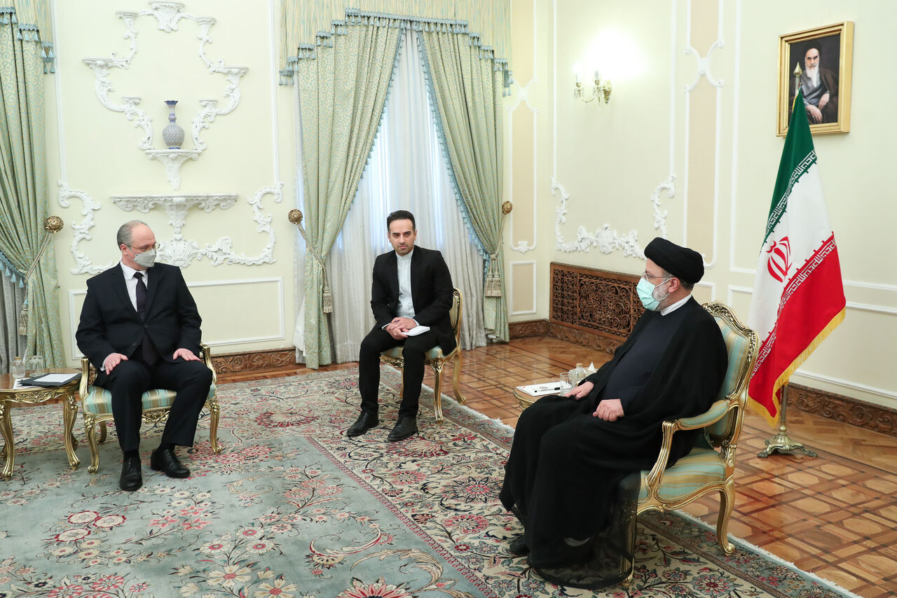 Ra’isi Ya Sheda Wa Jakadan Burtaniya A Iran Cewa Dole Ne Alakarsu Ta Ginu A Kan Girmama Juna