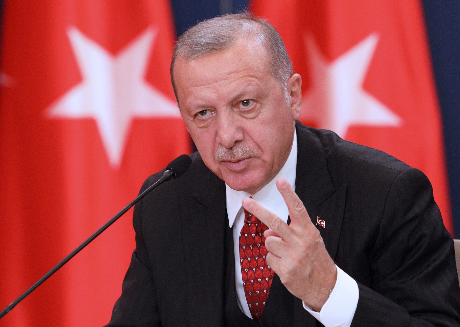 أردوغان يتهم مسؤولا أمريكيا كبيرا بدعم الإرهاب ويطالب واشنطن بتعويض ضخم