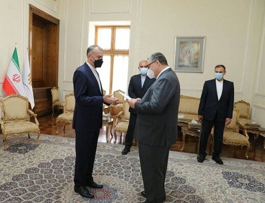 أربعة سفراء جدد يسلّمون أوراق الإعتماد لوزير الخارجية الإيراني