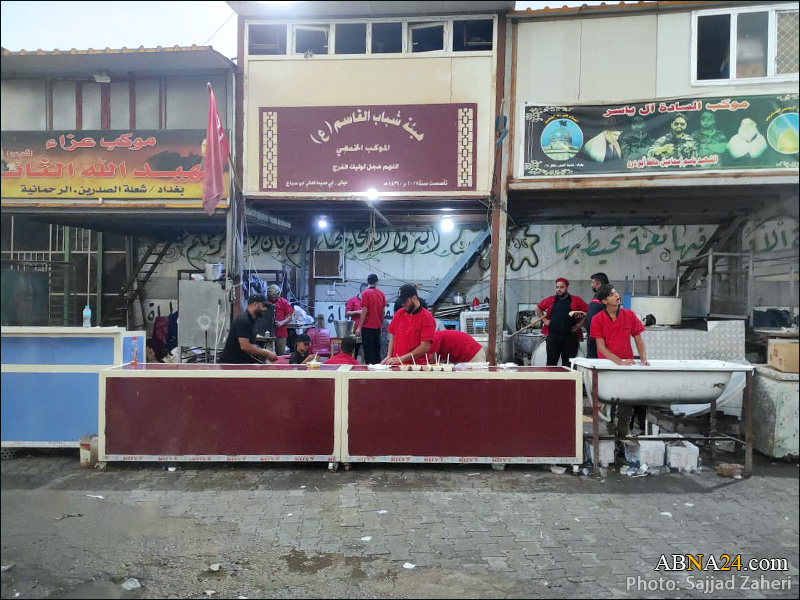 تقرير مصور/ مواكب حسينية تقدم الخدمات حول حرم الإمامين العسكريين(ع) أيام الأربعين
