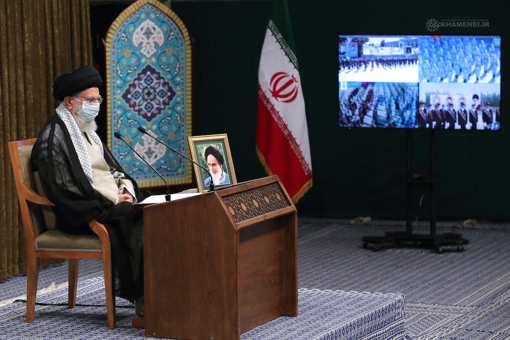Imam Khamenei attends graduation ceremony of Army students