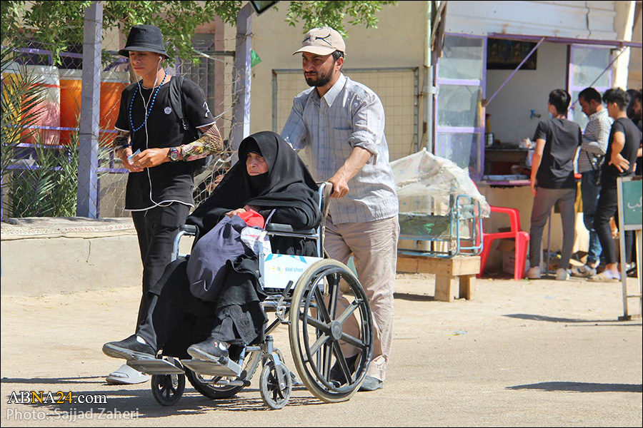 Photos: Pilgrims take their parents to Karbala in wheelchair