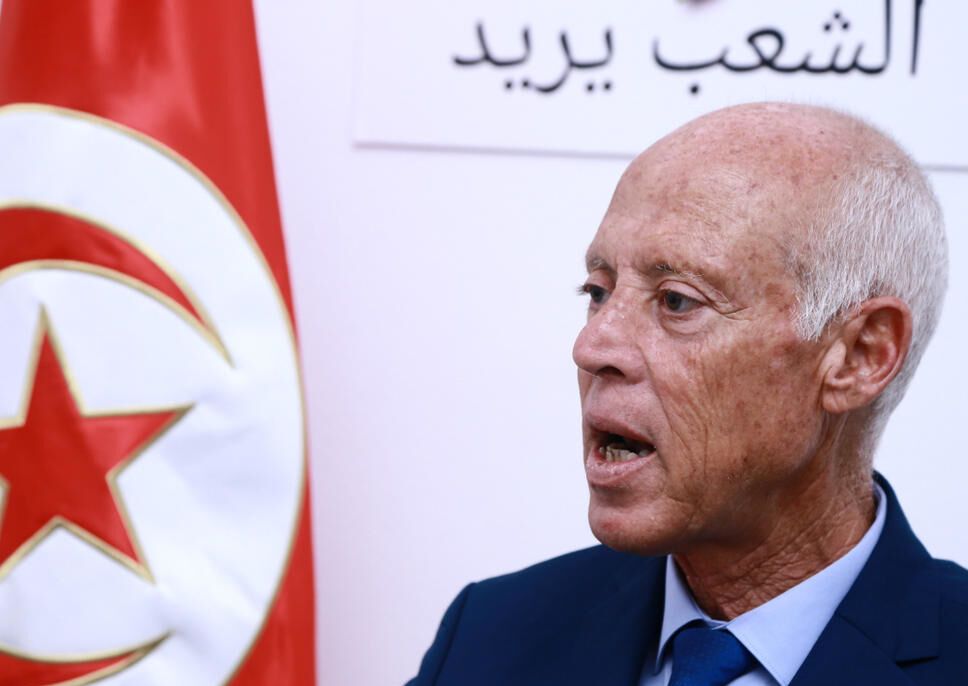الرئيس التونسي يعلق على المظاهرت ويتهم بعض الأطراف بالسطو على إرادة الشعب