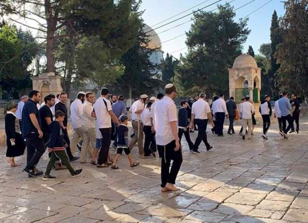 عشرات المستوطنين يستبيحون الأقصى المبارك