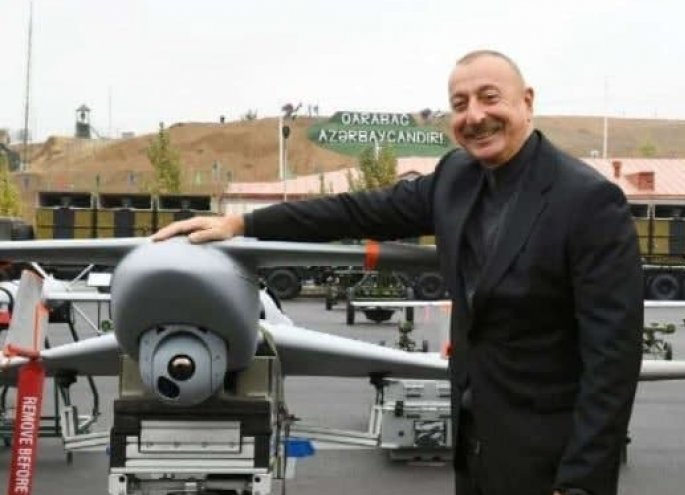 عندما يربت علييف بفخر على طائرة إسرائيلية! + (فيديو)