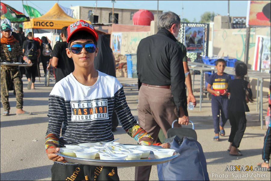تصویری رپورٹ/ بچوں اور نوجوانوں کے ذریعے زائرین کی خدمت کے مناظر