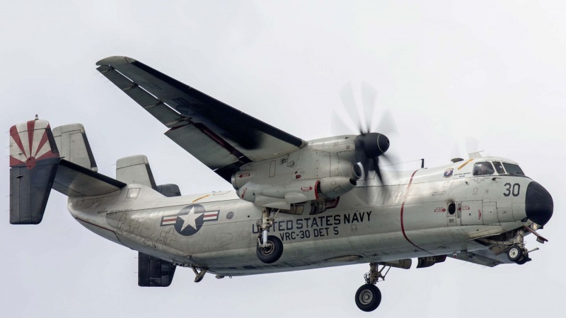 米原子力空母艦載のＣ2輸送機が、嘉手納基地に飛来