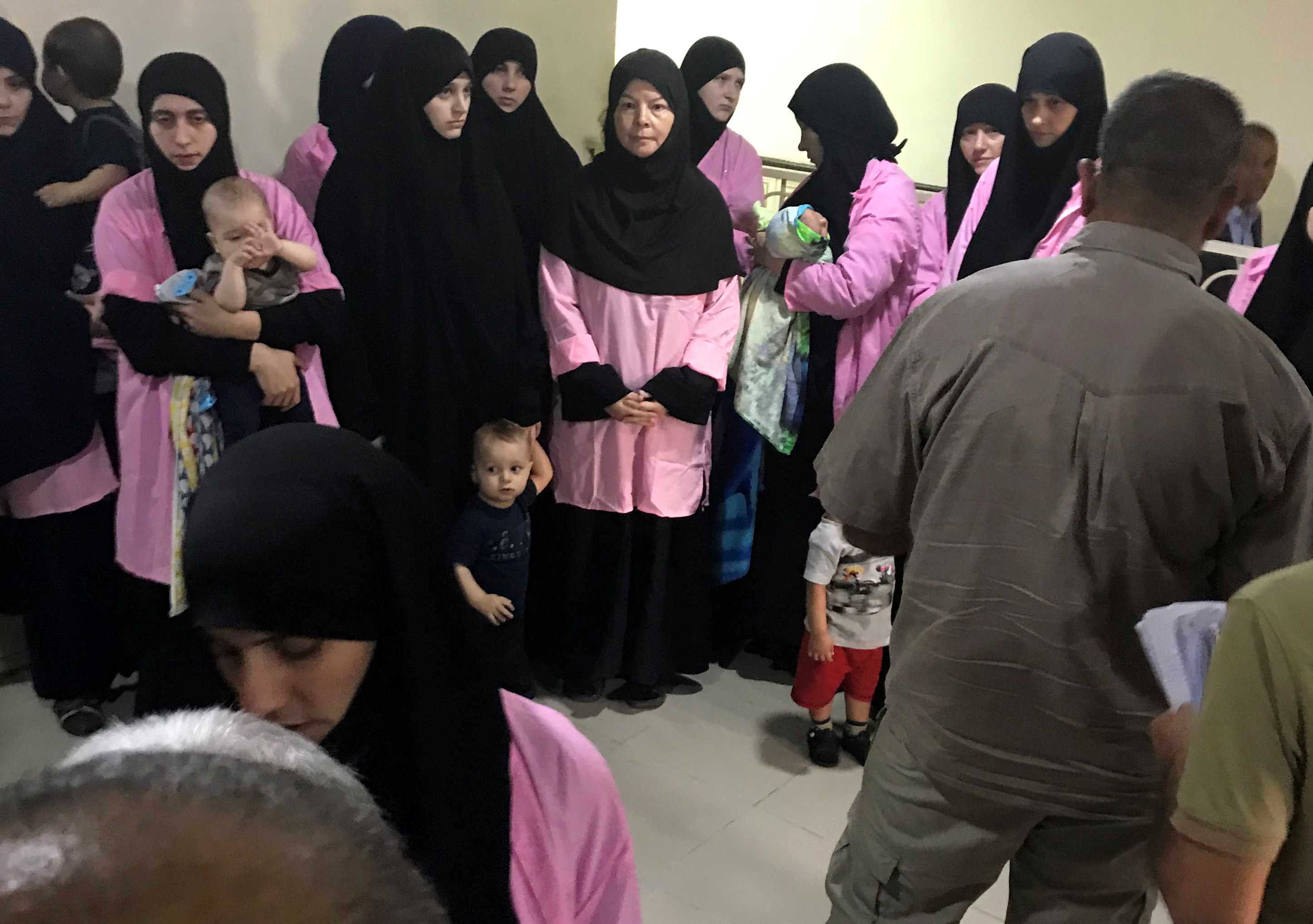 ألمانيا تجري أكبر عملية لإعادة "داعشيات" وأطفالهن منذ عامين