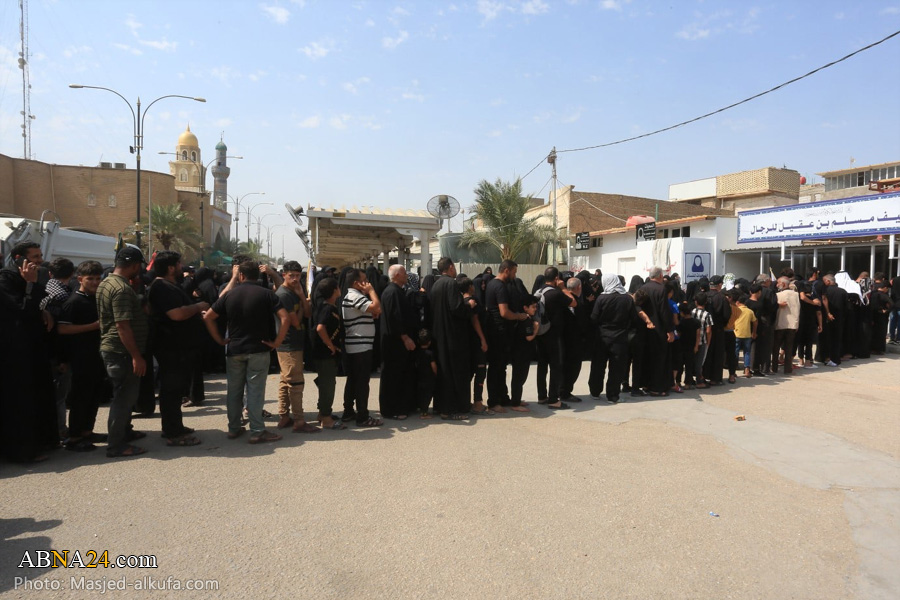 تقرير مصور/ مضيف مسلم بن عقيل (ع) يواصل توزيع الطعام على الزائرين بذكرى شهادة الرسول الاكرم (ص)