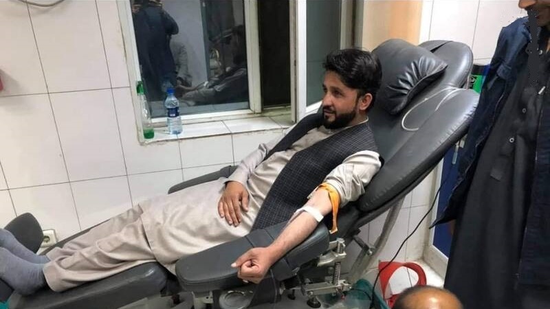 सुन्नी जवानों ने दिखाई दरियादिली, शिया घायल नमाज़ियों को दिया ख़ून